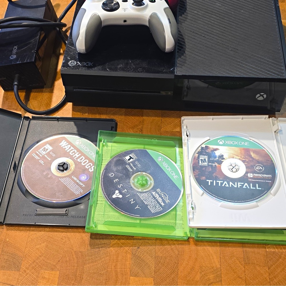 Xbox One Consol Bundle W/ 2x Controllers + Destiny Titanfall Watch Dogs